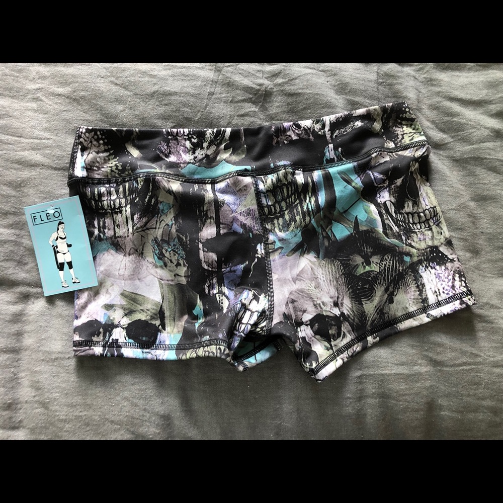 NWT Fleo Forest Skulls 3.25 Shorts